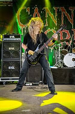 Alex Webster tocando baixo