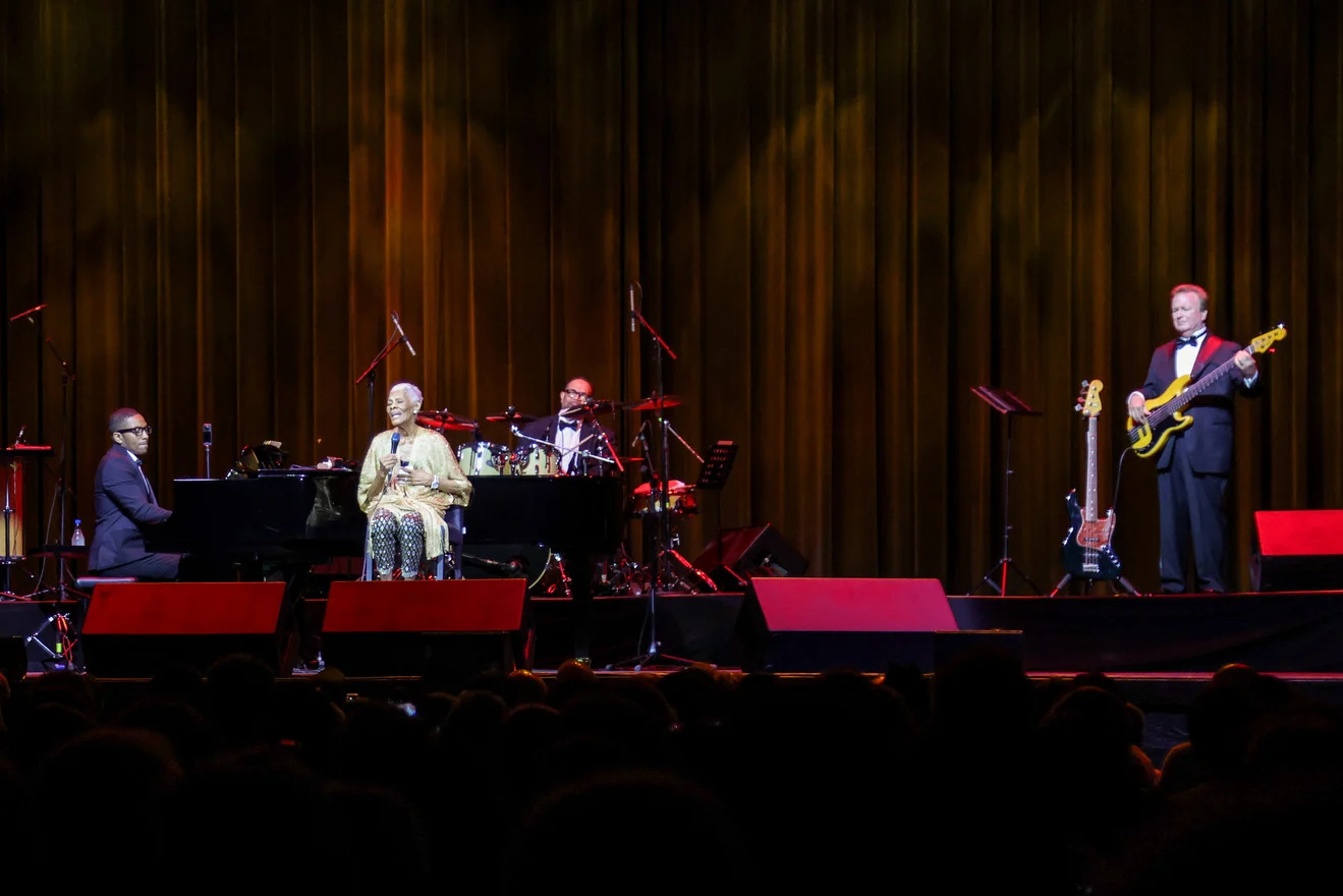 Dionne Warwick cantando sentada no palco do Vivo Rio em 2026