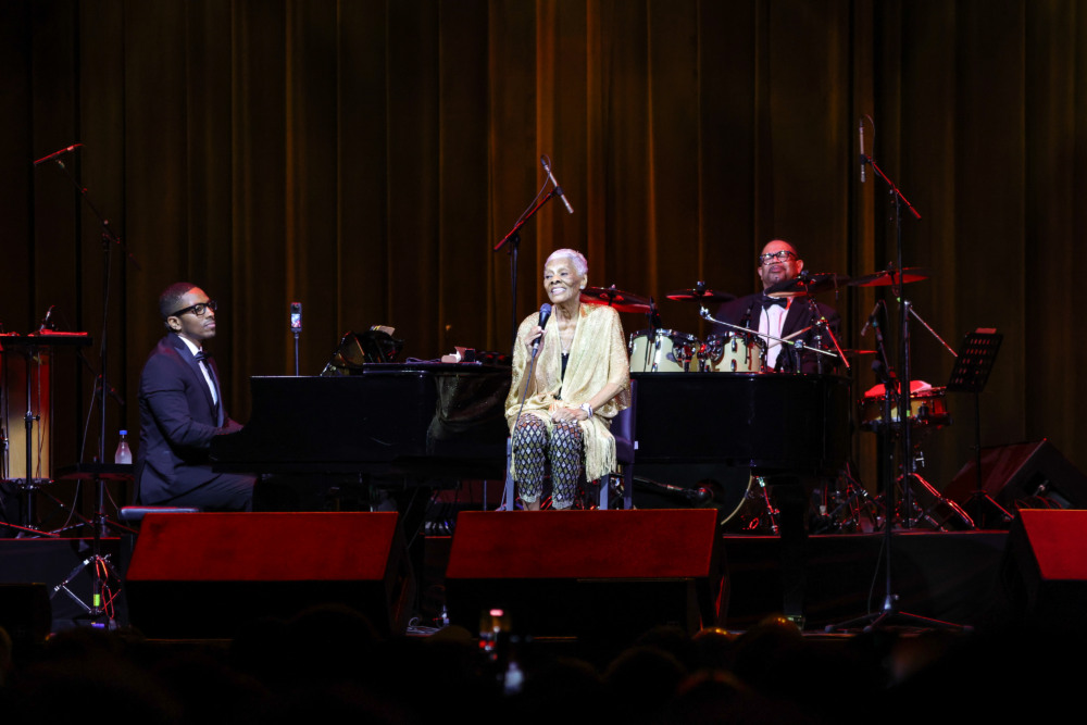 Dionne Warwick durante sua apresentação no Rio de Janeiro em outubro de 2026