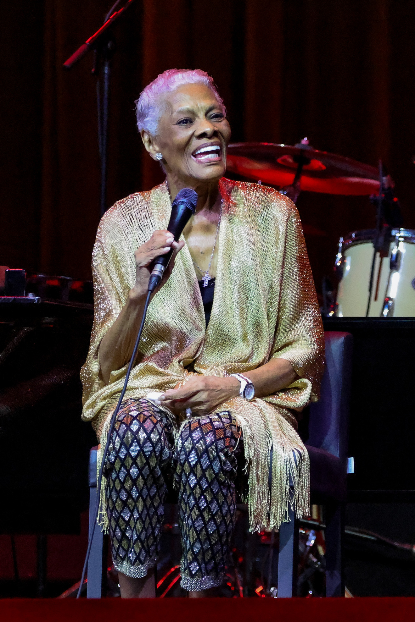 Dionne Warwick no palco durante a turnê de despedida no Rio de Janeiro