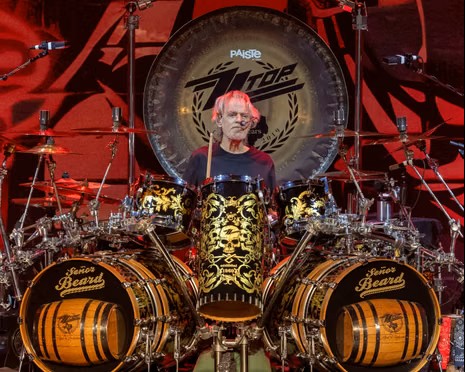 Frank Beard atrás de sua bateria