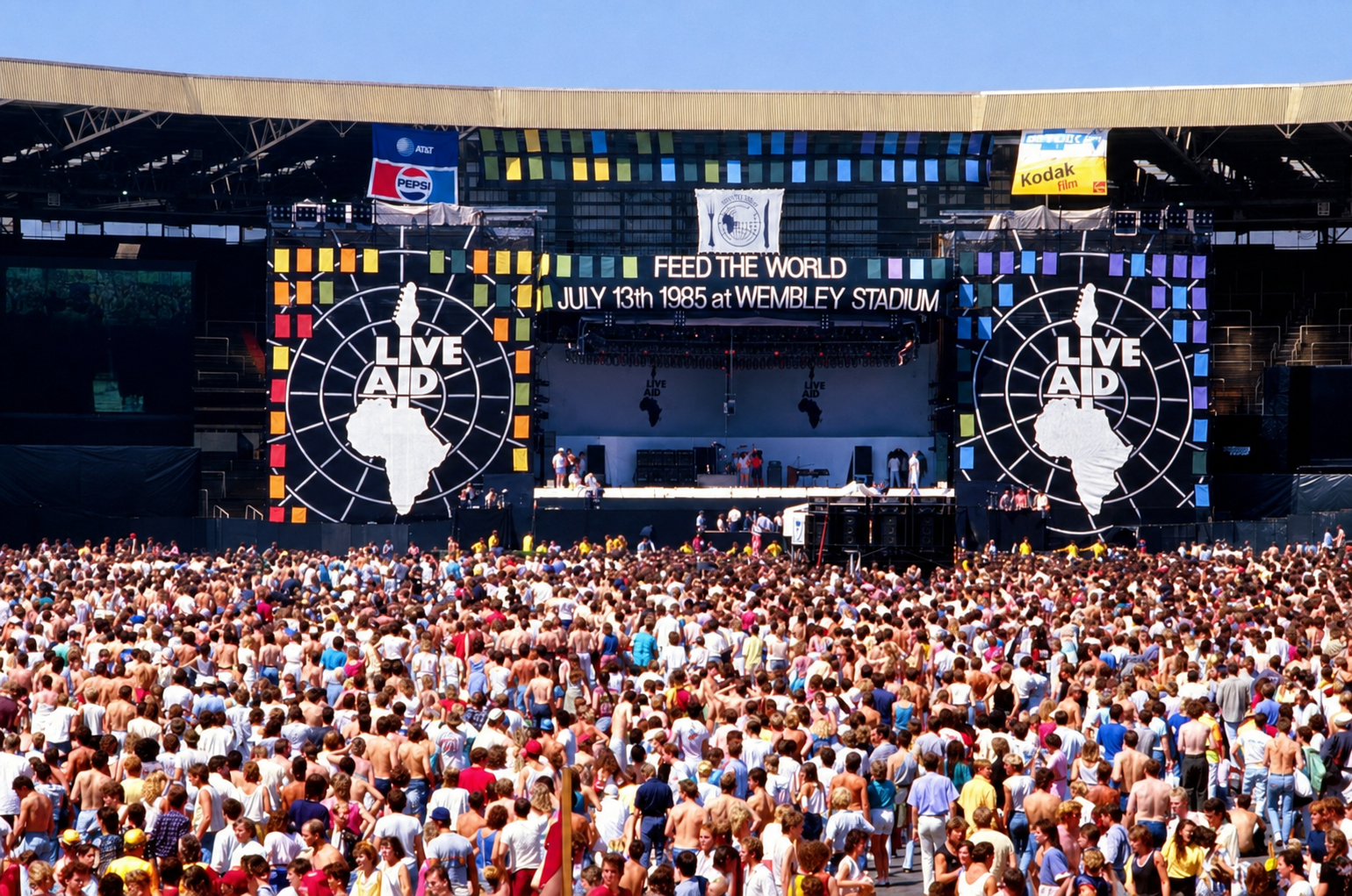 Palco e público do Live Aid no Wembley Stadium em 13 de julho de 1985