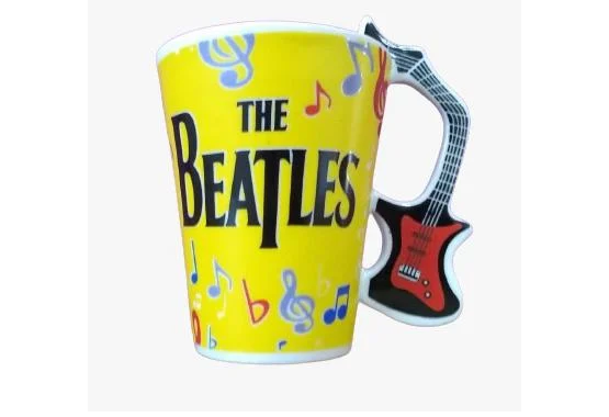 Caneca The Beatles com alça guitarra